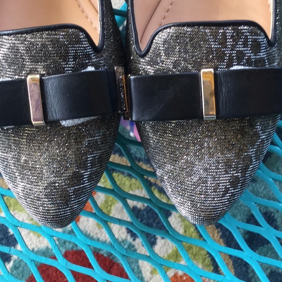 NWOT Vince Camuto Gold Flats - Picture 4 of 7